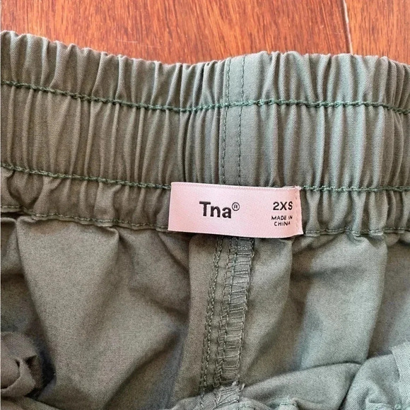 Aritzia TNA Cargo High Waisted Shorts Army Green Black Pocket Gorpcore XXS - Picture 6 of 10